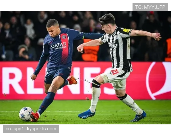 特写：老将沃克代表曼城第300次英超出场赛前获赠纪念品